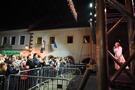 Temperamentna Tanja Žagar je razgrela kamniško publiko za najdaljšo noč v letu in silvestrovanje v centru Pravljičnega Kamnika (51)